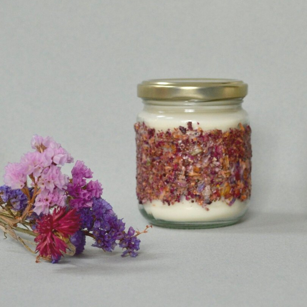 A miniature posey of brightly coloured dried flowers sits in front of our 180ml blossom candle. Decorated with fried flower petals this Eastern Rose & Tangerine candle is handmade with a blend of coconut and rapeseed wax and pure, aromatherapy grade oils.